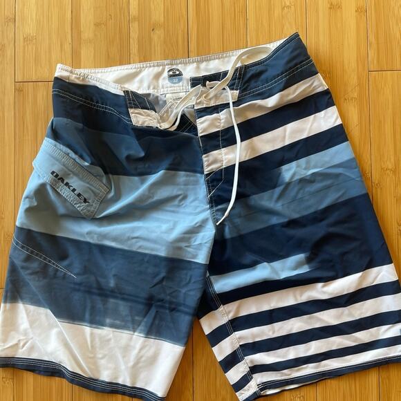 Men’s Blue Striped Oakley Swim Trunks Size 32 No Built in - Picture 2 of 4